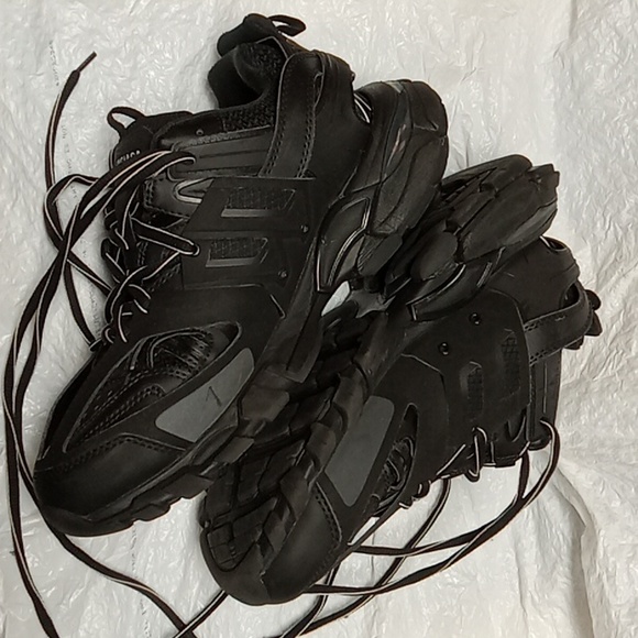 Athletic_Shoes